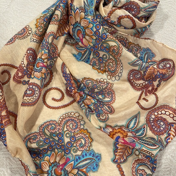 3/$15 🌸 Lightweight tan floral scarf - Picture 2 of 2